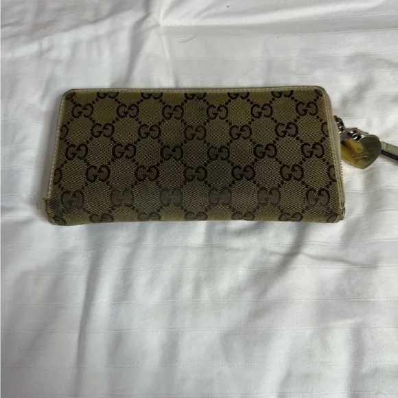 Gucci Gold Heart Charm Detail - Picture 1 of 10